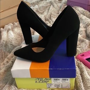 Beautiful black point toe pumps